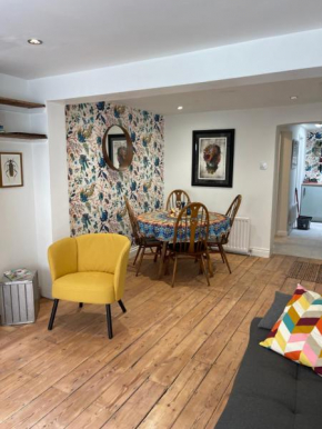 North Laine Sunny Cottage - PARKING available